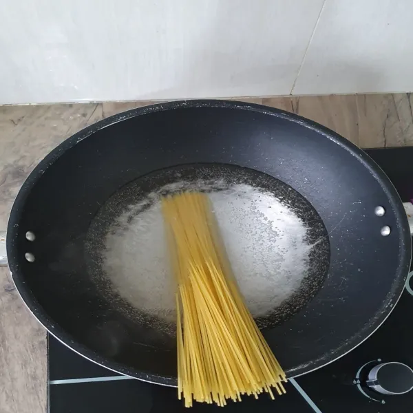 Masukan 75gr spaghetti ke dalam air mendidih