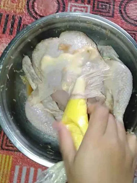 Masukan butter ke piping bag lalu semprotkan ke dalam kulit dan bagian dalam daging hingga rata juga beri di seluruh permukaannya.