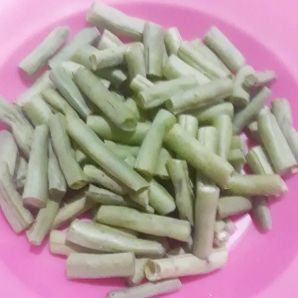 Potong-potong buncis, cuci sisihkan