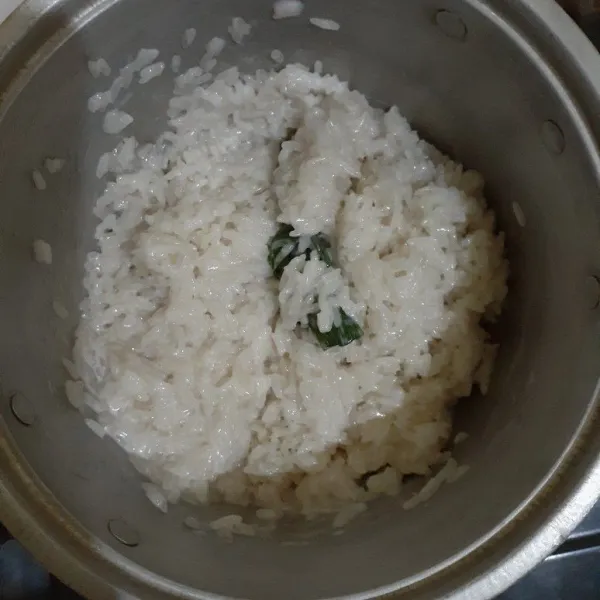 Masukkan beras ketan yang sudah dikukus ke dalam rebusan santan. Aduk merata. Biarkan sampai meresap.