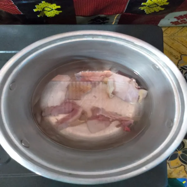 Rebus ayam dengan 150 ml air kira-kira 7 menit (sampai matang) lalu suwir saat sudah dingin. Air kaldu disisihkan (jangan dibuang)