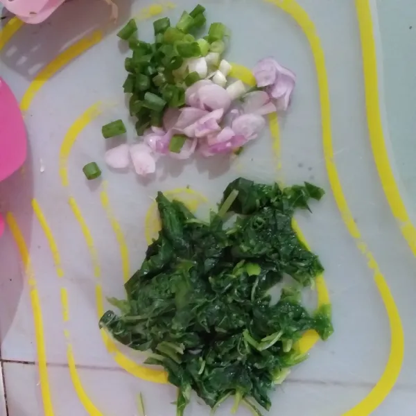 Cincang bayam, iris bawang.