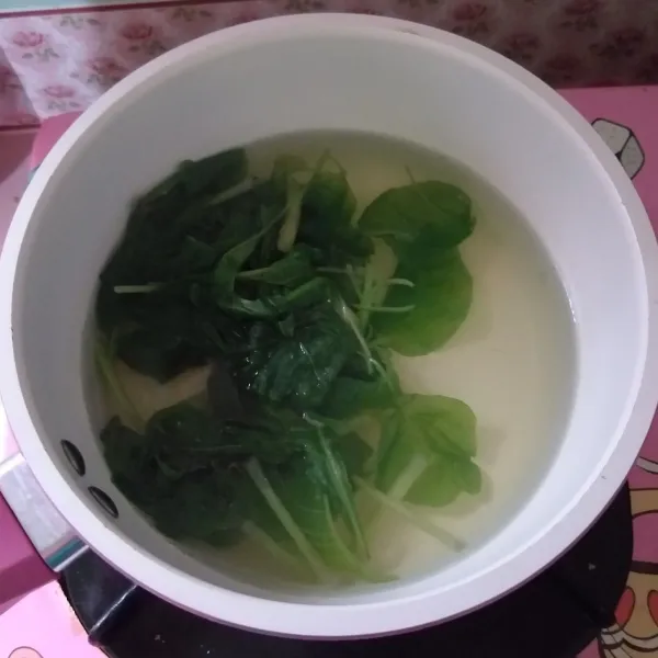 Panaskan air untuk merebus, Masukkan bayam, dan rebus sekitar 2 menit, angkat dan tiriskan.