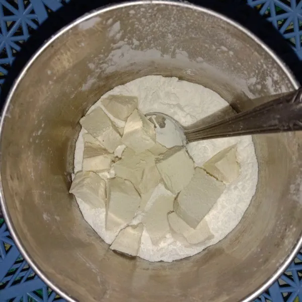 Masukkan tahu kedalam baluran tepung (tepung terigu, tepung beras, penyedap rasa, dan garam secukupnya).