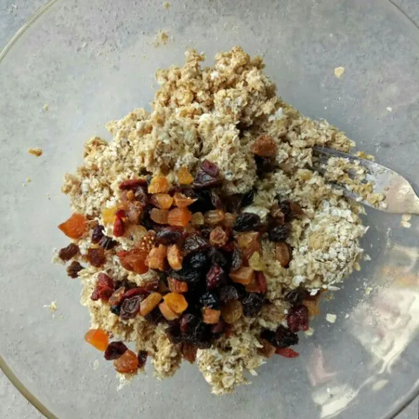 Masukkan Oatmeal, tambahkan madu, mix fruits dan minyak kelapa. Aduk rata.