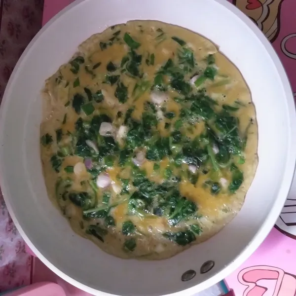 Panaskan minyak, tuangkan telur, dadar hingga matang.