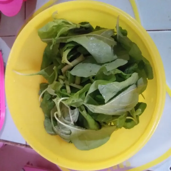 Cuci bersih bayam, petiki.