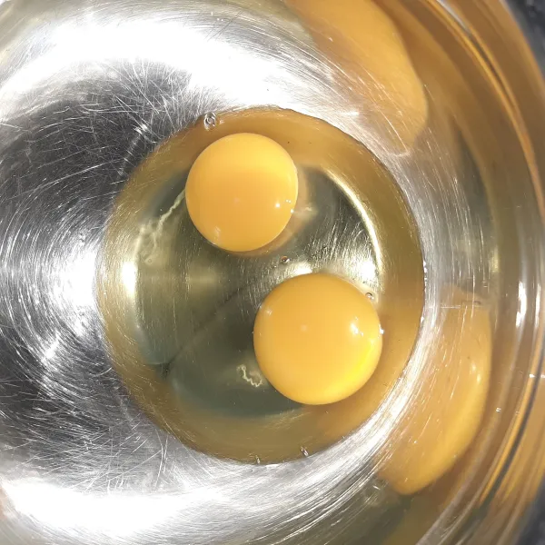 Siapkan telur di wadah.