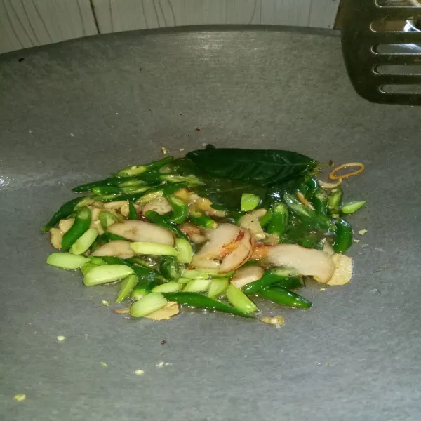 Siapkan pan dan panaskan minyak, tumis bawang merah dan bawang putih sampai harum. Kemudian masukan cabe hijau, salam dan laos. Tumis sampai wangi.
