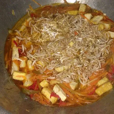 masukan tahu, toge, garam, kaldu bubuk dan gula aduk rata masak sampai gula larut. koreksi rasa