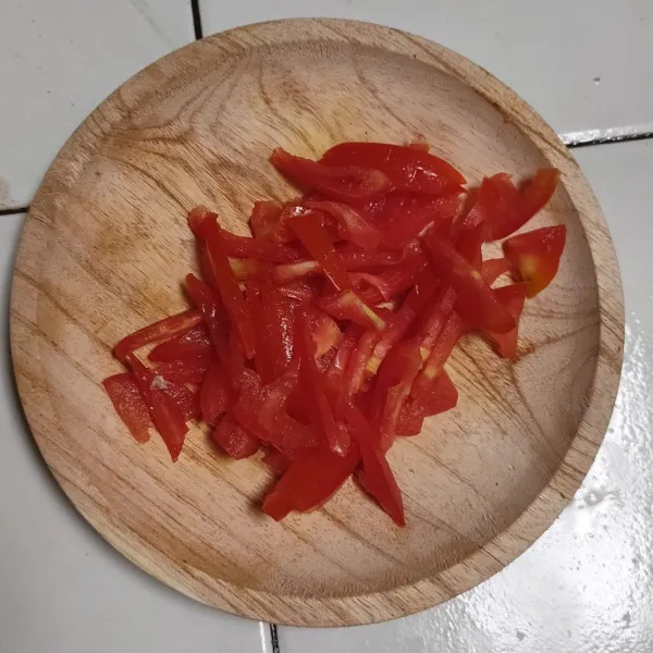 Cuci bersih tomat, iris tipis dan buang bijinya. Sisihkan.