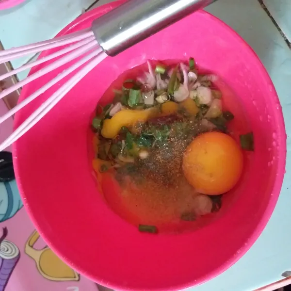 Campurkan semua bahan ke dalam mangkuk, aduk rata.