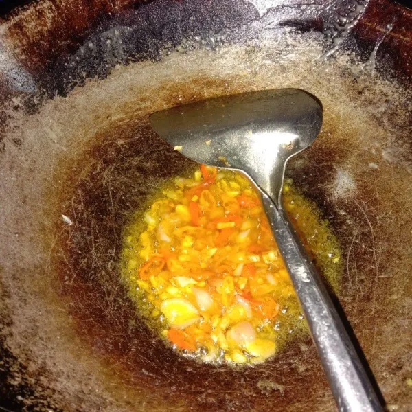 Masukkan irisan bawang dan cabe, tambahkan mentega dan 1 sdm saos sambal, aduk hingga rata. Kemudian tambahkan 2 sdm air.