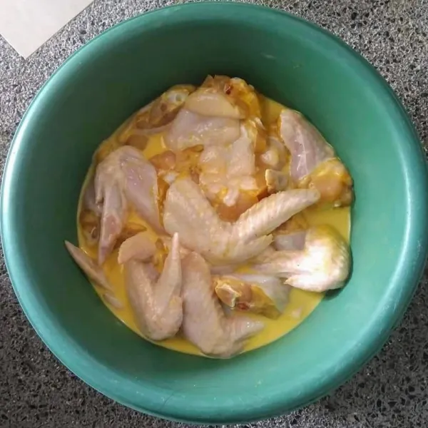 Potong-potong sayap ayam sesuai selera, masukkan ke dalam wadah, marinasi dengan bumbu marinasi, rendam selama 10 menit.