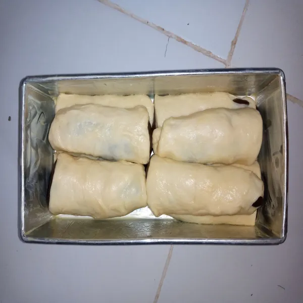 Potong roti menjadi dua tiap satu rol roti