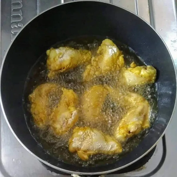 Panaskan minyak, lalu goreng sayap ayam, di bolak-balik tunggu sampai matang berubah warna kuning keemasan.