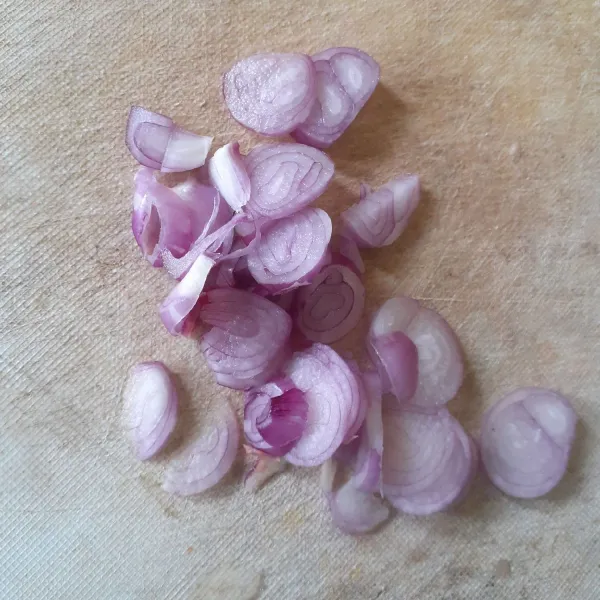Kupas bawang merah, cuci bersih kemudian iris tipis.