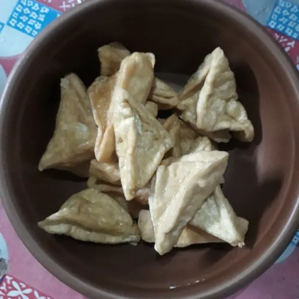 Potong tahu menyerong, lalu goreng hingga matang.