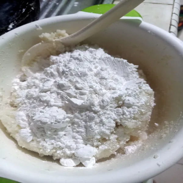 Campurkan gilingan nasi yang sudah dihaluskan dengan tepung tapioka. Aduk rata lalu beri garam, bubuk kaldu jamur dan aduk kembali