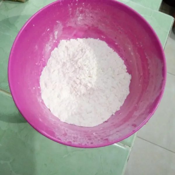 Siapkan tepung serbaguna, terigu, maizena dan kaldu bubuk dalam sebuah wadah, campur rata.