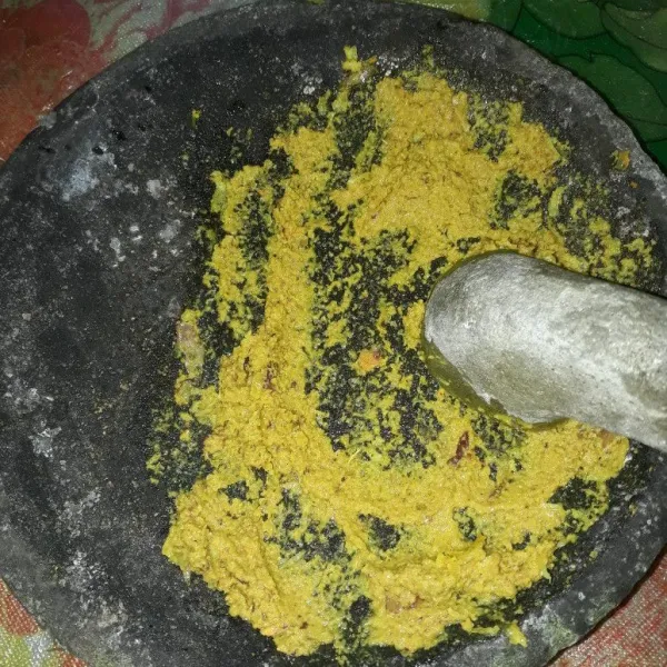 Uleg bumbu seperti bawang merah, bawang putih, kunyit, jahe, kemiri, dan ketumbar hingga halus.