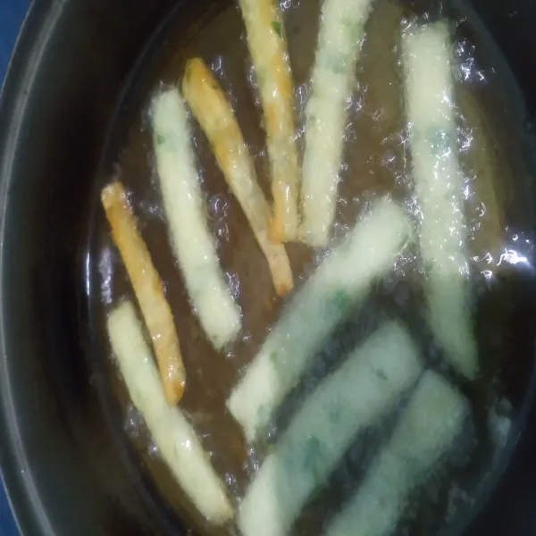 Siapkan wajan. Beri minyak secukupnya. Goreng adonan hingga kecoklatan. Angkat.