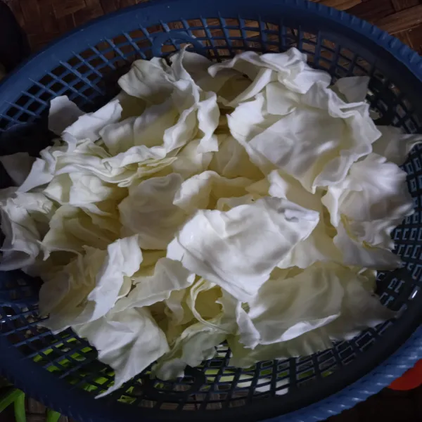 Cuci bersih kol, lalu potong sesuai selera