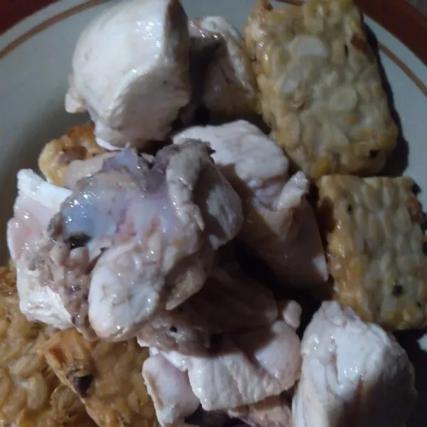 Potong ayam dan tempe menjadi 8 bagian, bersihkan. Goreng ayam dan tempe 1/2 matang.