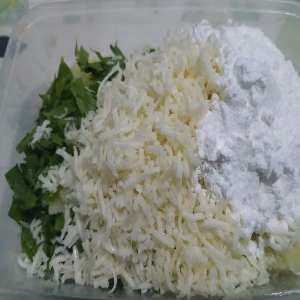 Masukan bawang seledri, keju parut, tepung maizena ke kentang yang sudah dihaluskan. Aduk rata. Masukan lada dan penyedap rasa. Aduk rata.