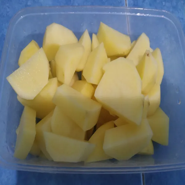 Kentang dikupas. Cuci bersih. Potong- potong ukuran kecil agar mudah matang.