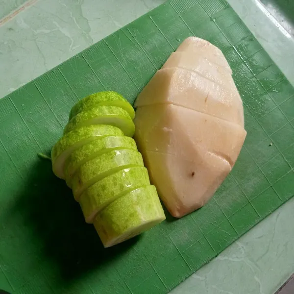 Potong bengkuang dan mentimun.