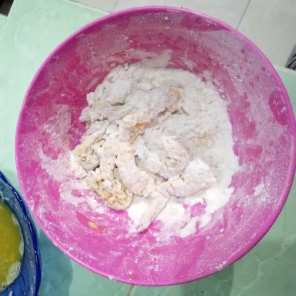Gulingkan udang dalam tepung bumbu, ulangi langkah ke 4 lagi dan gulingkan dalam tepung bumbu lagi.