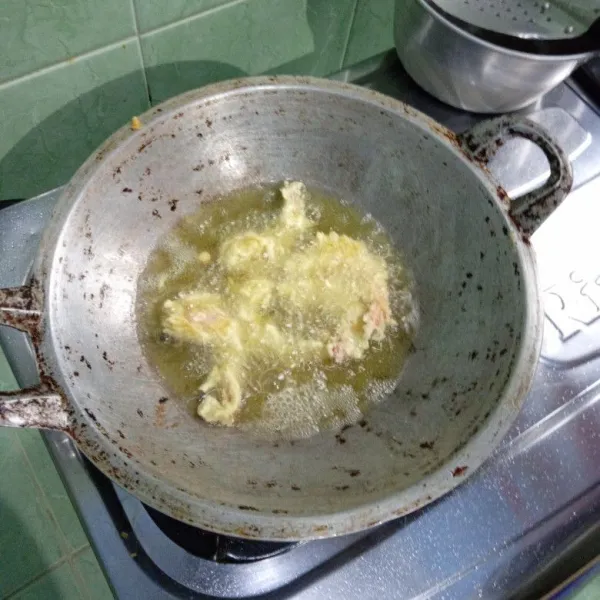Goreng udang dengan api sedang sampai matang.