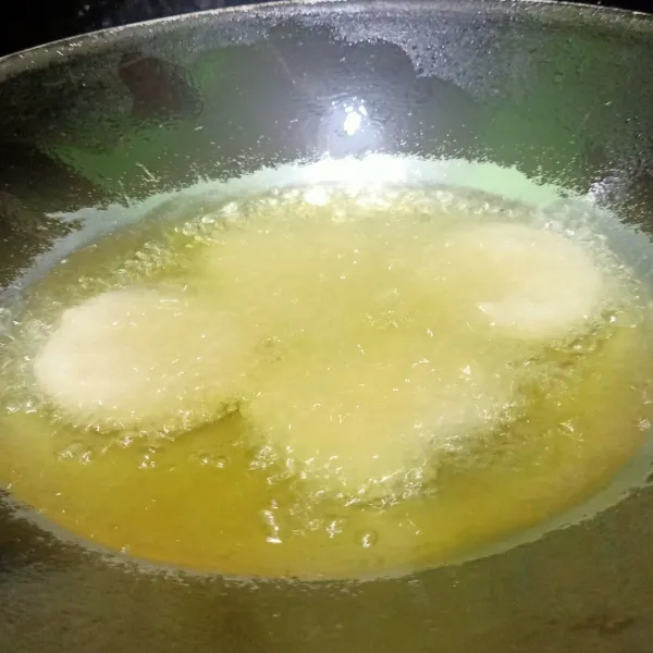 Siapkan wajan yang berisikan minyak goreng lalu cireng nasi digoreng sampai matang lalu siap disajikan