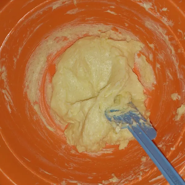 Mixer cream cheese dan gula pasir hingga lembut.