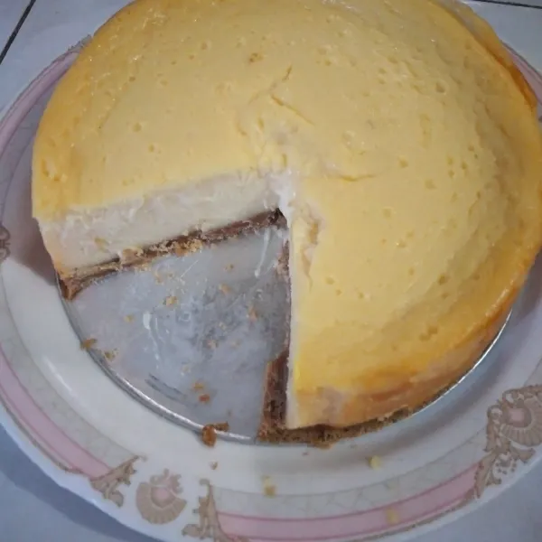 Setelah matang, masukkan ke dalam kulkas selama minimal 8 jam, oles permukaan cheese cake dengan selai strawberry, kemudian sajikan.