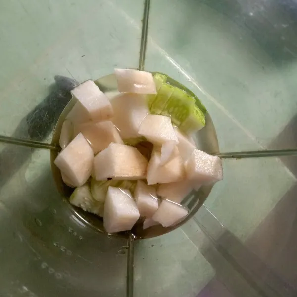 Masukkan bengkuang, mentimun dan air dingin dalam blender.