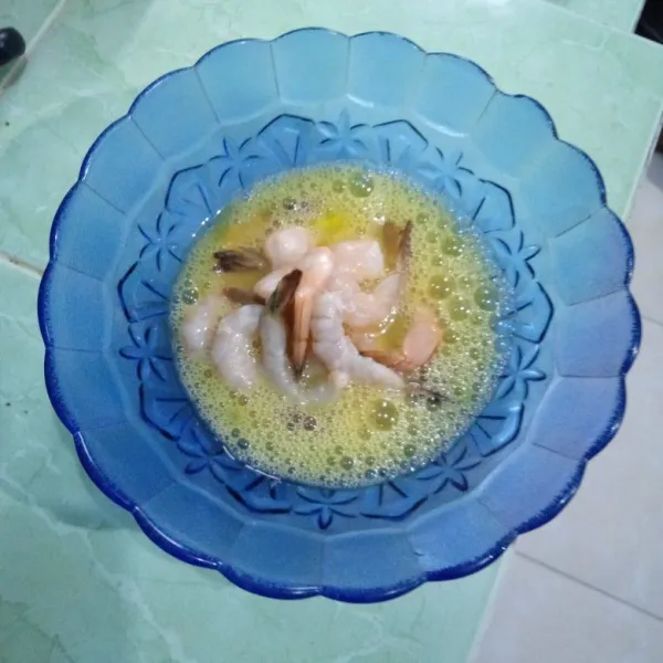 Rendam udang dalam kocokan telur.