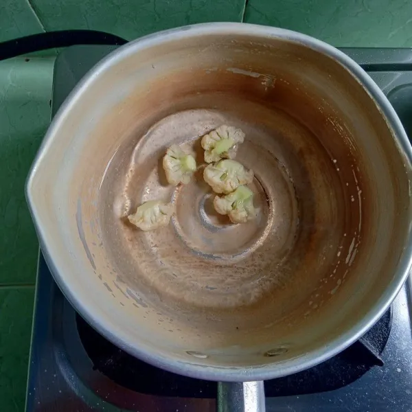 Blansir kembang kol dengan air panas.