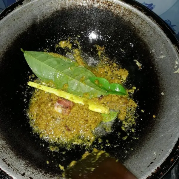 Panaskan minyak, lalu tumis bumbu beserta daun salam, daun jeruk, dan serai hingga harum.