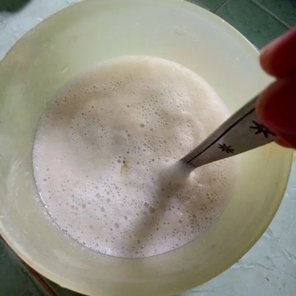 Tambahkan madu lalu aduk rata dan siap untuk disajikan.
