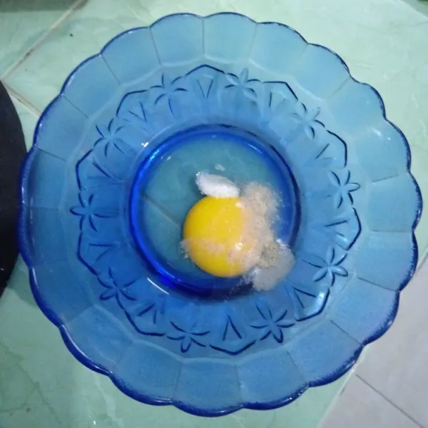 Kocok lepas telur, garam dan merica bubuk.