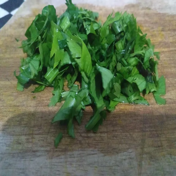 Potong-potong seledri. Sisihkan.