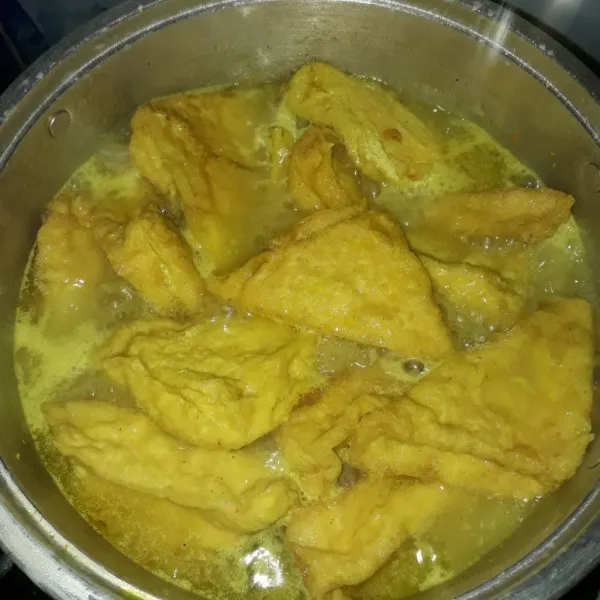 Tambahkan bumbu yang telah ditumis tadi, santan instan, gula, garam, lada bubuk dan kaldu bubuk. Masak hingga benar-benar mendidih dan matang.