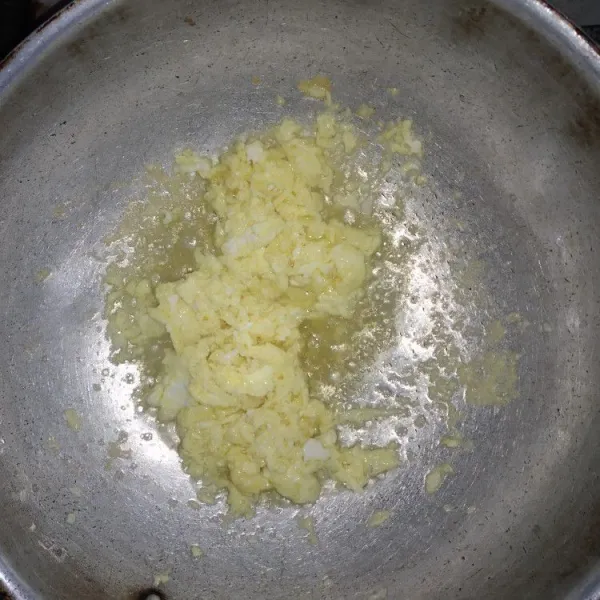 Panaskan minyak, masukkan telur yang sudah dikocok, lalu orak-arik, tiriskan.
