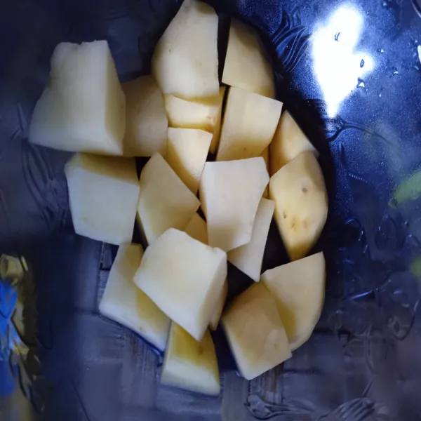 Cuci bersih kentang, lalu kupas dan potong-potong dadu