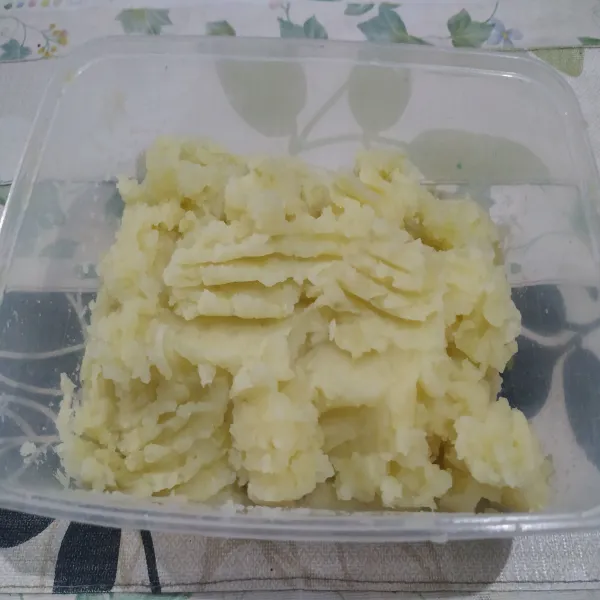 Ambil wadah. Haluskan kentang yang sudah matang.