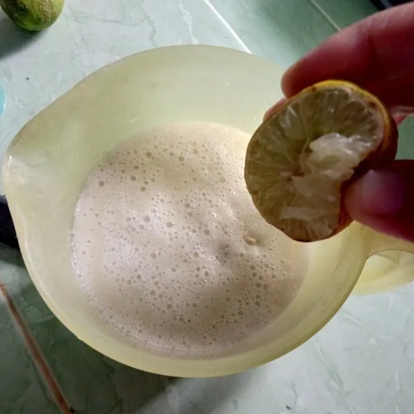Beri perasan jeruk nipis.