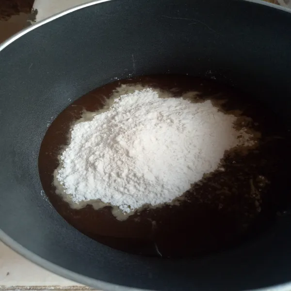 Tambahkan tepung hunkwe, aduk hingga halus tidak bergerindil