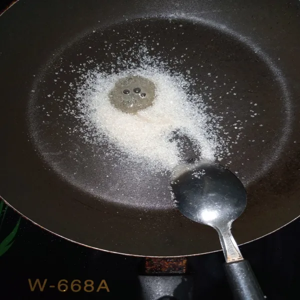 Membuat caramel : panaskan gula dan vanila esens diatas teflon hingga mengkristal tambahkan air.